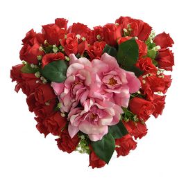 ROSE BUD/ROSE ARRANGEMENT ON HEART RED PINK